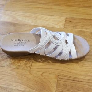 🎊 SOLD🎊White Sandals Size 7 1/2